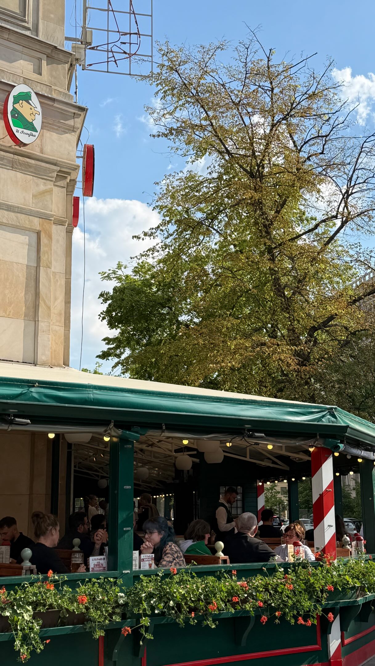 Obsługa w tradycyjnych mundurach, U Szwejka